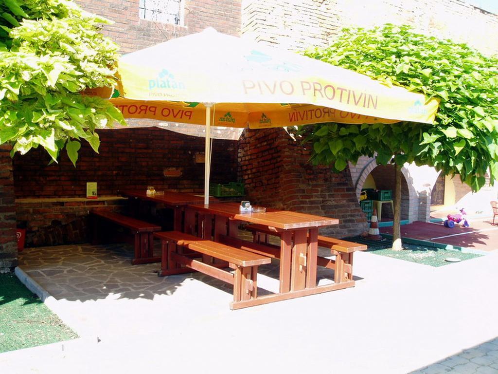 Penzion U Vlku Valtice Exterior photo