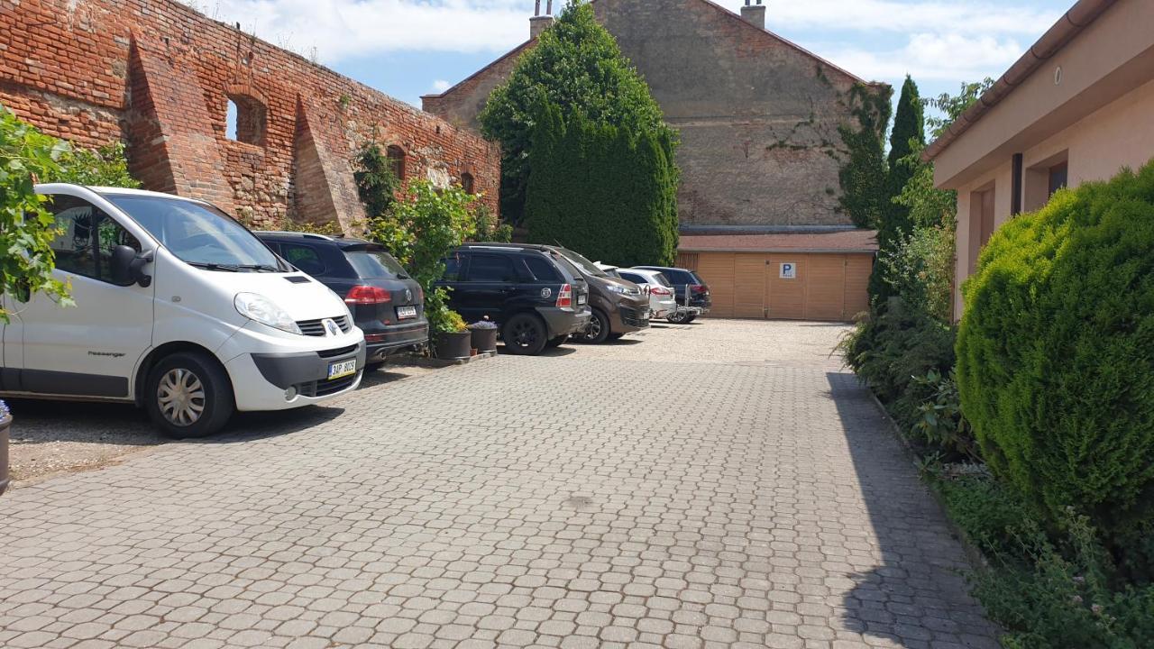 Penzion U Vlku Valtice Exterior photo