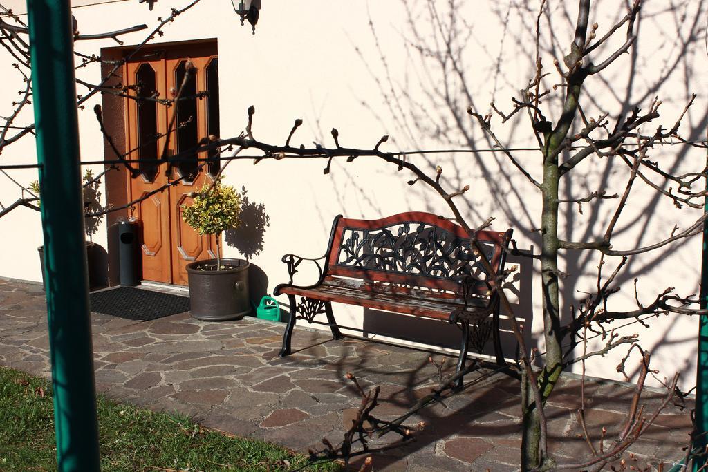 Penzion U Vlku Valtice Exterior photo
