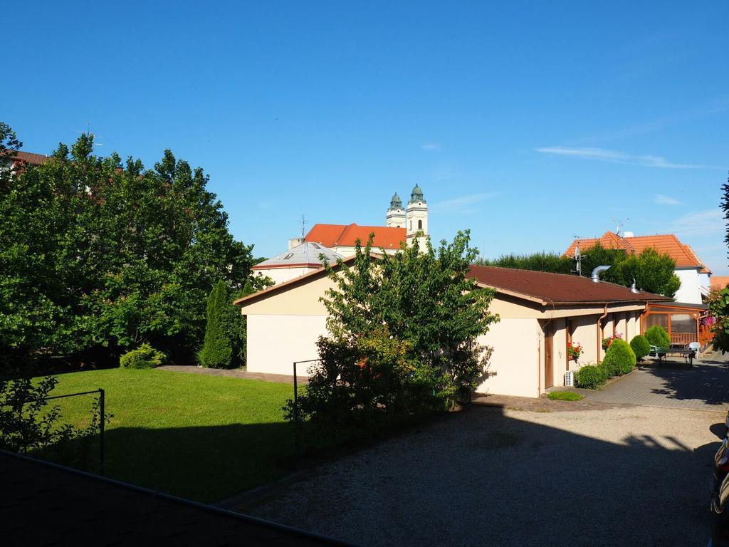 Penzion U Vlku Valtice Exterior photo