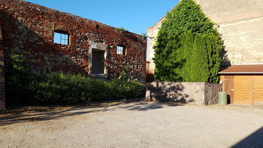 Penzion U Vlku Valtice Exterior photo