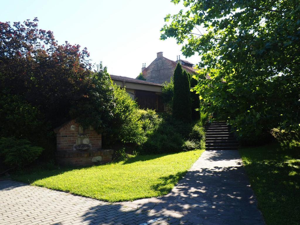 Penzion U Vlku Valtice Exterior photo